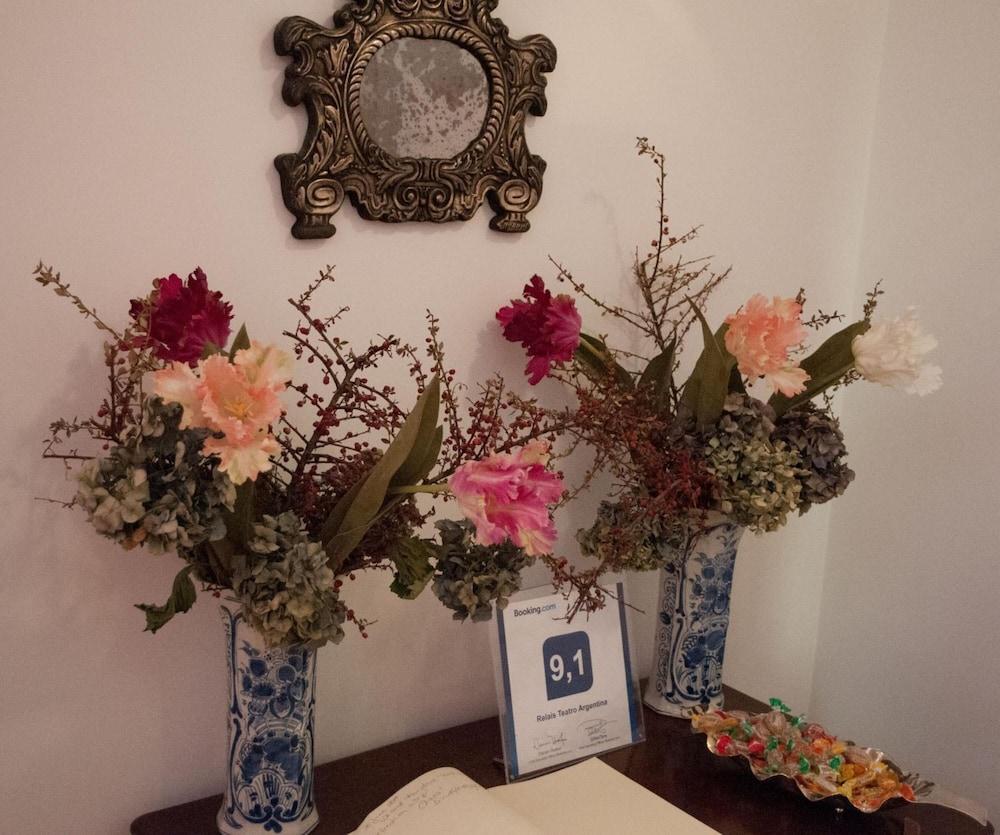 Bed and Breakfast Relais Teatro Argentina Рим Экстерьер фото
